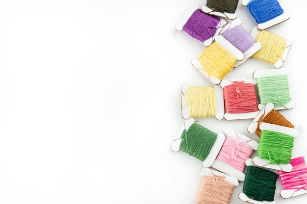 Farebná plocha s vyšívaným vzorom